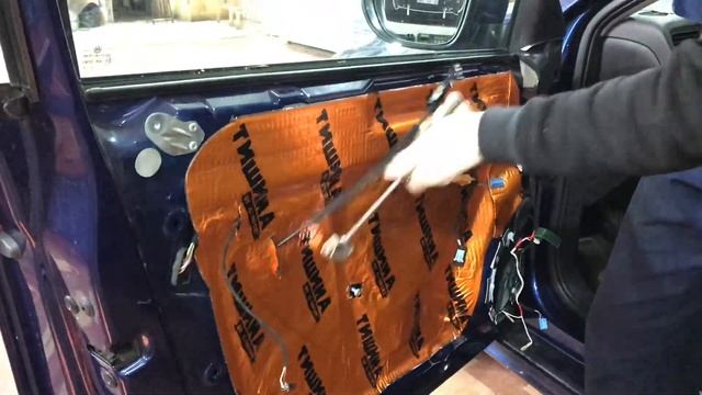 Volkswagen Jetta шумоизоляция четырёх дверей в три слоя. Материалы Комфортмат