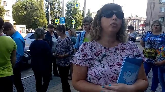 Сотрудники "Свободного сокола" у здания суда смотреть онлайн