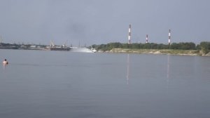 Самолет БЕ-200 набирает воду для тушения пожара в г. Дзержинке