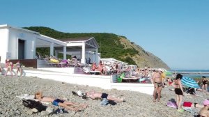 Пляж Абрау Бич на море у озера Лиманчик. Абрау-Дюрсо.