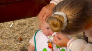 Алиса гуляет на детской площадке с любимой куклой !