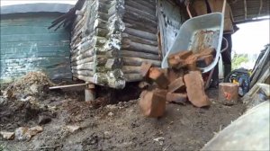 Ремонт сарая из небытия #3 // Деревенские будни, домкраты, топоры и др. // Влог