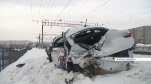 В Красноярске таксист выехал на ж/д пути и устроил ДТП с поездом