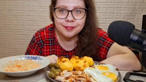 Мукбанг Куриное мясо жареное, Картошка с зажаркой, Яичница глазунья, Огурчики маринованные, Капуста