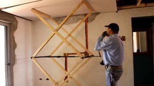 присособа для поднятия гипсокартона на потолок