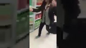 Женщина хотела украсть колбасу в магазине