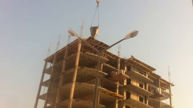 Подача бетона для заливки перекрытия с помощью Бадьи "Туфелька" смотреть онлайн