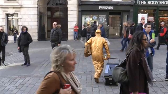 GOLD - A day in the life of a Living Statue смотреть онлайн