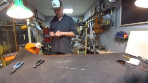 Навивка (намотка) канители из металлической проволоки и кожица на трости смычка для скрипки.