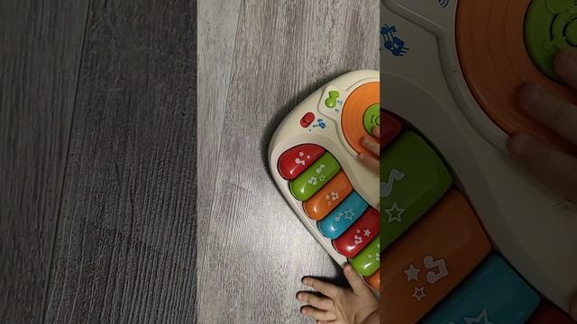 Как развлечь грудничка, чтобы он полежал на животе. смотреть онлайн