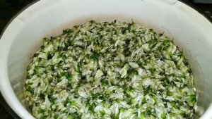Сироп из цветов акации.Очень вкусно и полезно.
