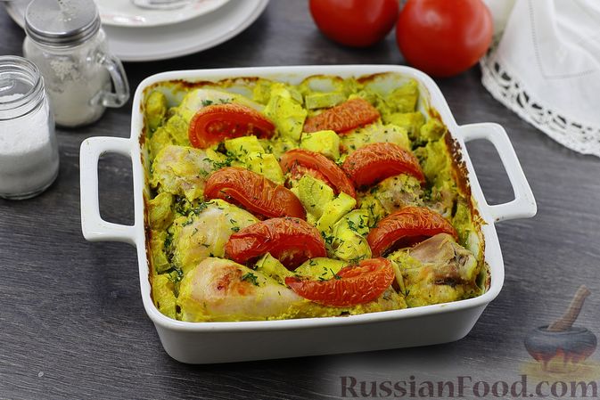 Удобное и простое блюдо.
КУРИЦА С КАБАЧКАМИ, В СМЕТАНЕ