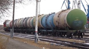 Маневровый тепловоз ТЭМ18ДМ отправляется с порожними цистернами