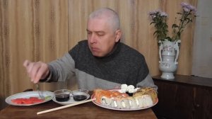 Мне подарили роллы на мой день рождения. Я кушаю роллы