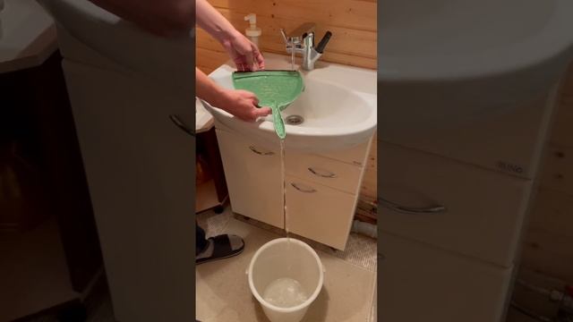 Как набрать воду в ведро из низкого крана. Лайфхак
