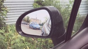 Парковка параллельно бардюру в городе