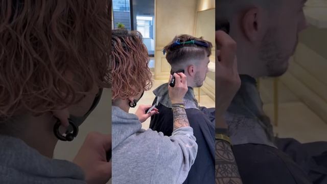 こんなにかっこよくなってしまって　【タイトルはモデルさんがインパクトの為に考えました。見た目も】 #メンズカット #スペインカール #メンズパーマ смотреть онлайн