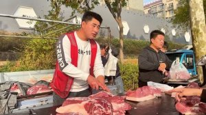 大约500磅的大猪！“农村用粮食饲养的猪“”顾客果然非常喜欢。