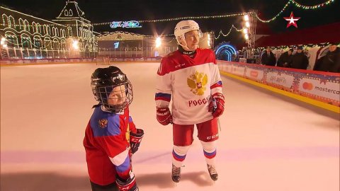 Путин сыграл в хоккей с мальчиком, мечтавшим увидеть Красную площадь