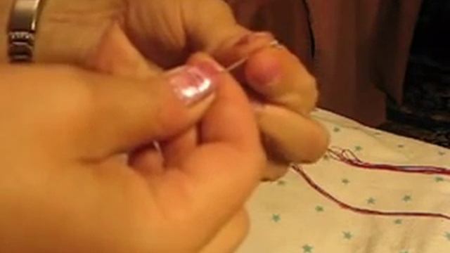 Способ вдевания шерстяной нити в иголку