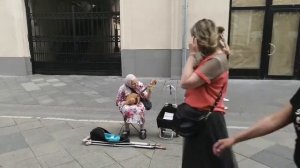 Бабка в центре Москвы отжигает под Шатунова