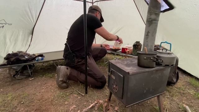 SOLO CAMPING IN HEAVY RAIN - RELAXING IN THE TENT - ASMR смотреть онлайн