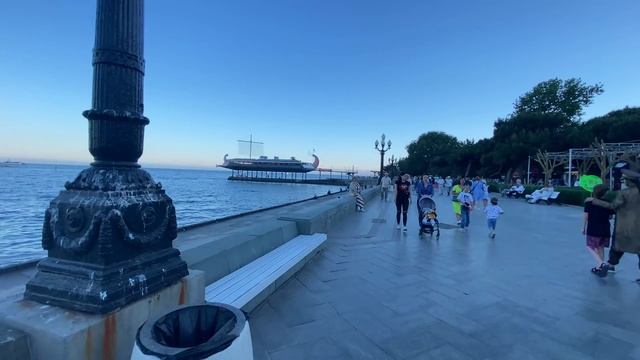 Крым 2021 - ПЕРЕПОЛНЕН ОТДЫХАЮЩИМИ. Такого ещё не было. Откуда столько людей. ОПРОС туристов в Ялте смотреть онлайн