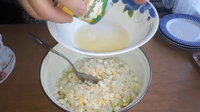 САЛАТ КРАБОВЫЙ из КРАБОВОГО МЯСА со СВЕЖИМ ОГУРЧИКОМ. ВКУСНО и БЫСТРО ! смотреть онлайн