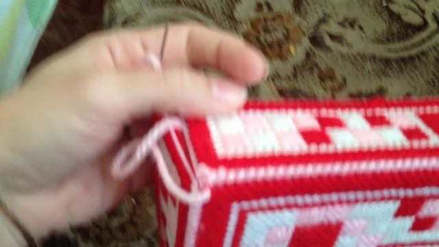 Вышивка в технике гобелен Коробка из пластиковой канвы и пряжи смотреть онлайн
