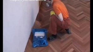 Покрытие паркета лаком кистью после циклевки