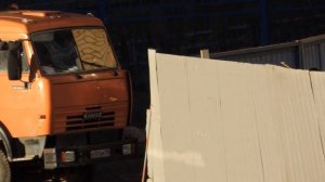 6 рабочих машин, загоняют на стройку в конце рабочего дня.