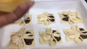 Слойки с абрикосовым джемом и творогом