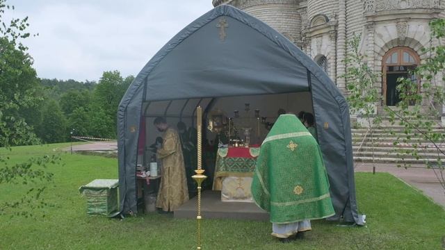 7 июня. День Святой Троицы. Пятидесятница. Литургия. Вечерня смотреть онлайн