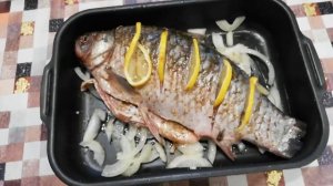 карась запечённый в духовке.