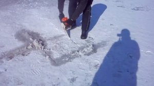 Резка льда бензопилой