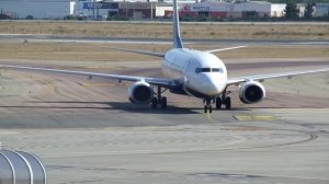 AEROPUERTO VALENCIA RYANAIR BOEING 737 SIGUIENDO EL FOLLOWME | AUDIOVISOR