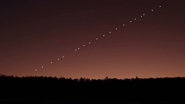 STARLINK satellites train seen from earth - Elon Musk SpaceX