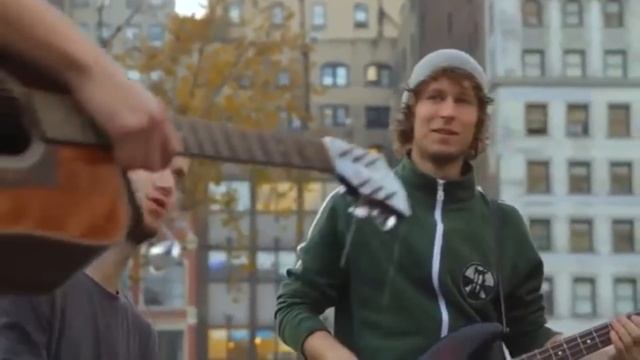 Уличные музыканты,перепевшие оригинал.