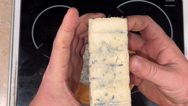 Горгонзола Дольче - мягкий, сливочный с голубой плесенью