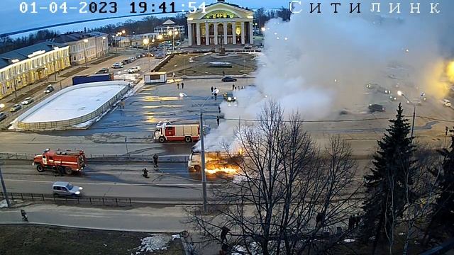 Появилось видео пожара в пассажирском автобусе в центре Петрозаводска