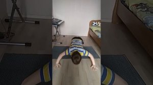 Комплекс утренней зарядки теннисиста в домашних условиях