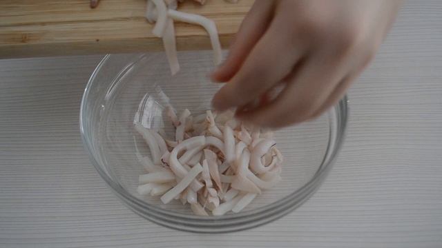 Кальмары для салата больше не варю, а готовлю только так! Всегда получаются очень нежные и мягкие!