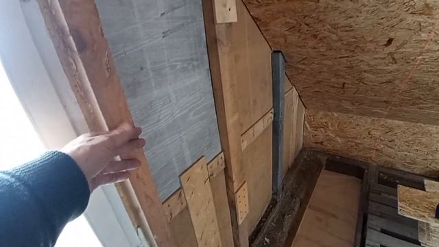 Каркас фронтонов в мансарде Работа с лазерным уровнем на наклонных стенах. смотреть онлайн