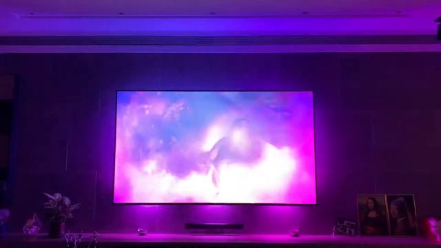 75" Philips HueGradient lightstrip on 85" TV - "Philips Hue Demo Video" 影音互動影片測試 смотреть онлайн