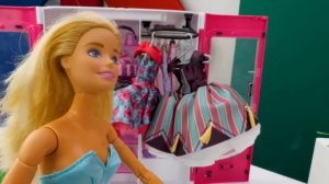 Барби и Вика собираются на маскарад - Одевалки. Видео для девочек