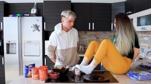 ГОТОВИМ ТОРТ БЕЗ РУК | Элина и Масей