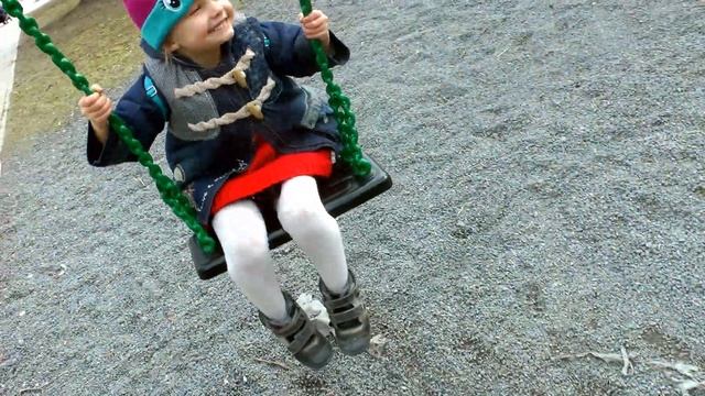 Алёша, Настя и папа на детской площадке. Дети качаются на качелях