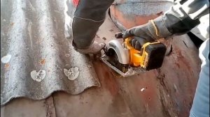 Демонтаж кровли. Диск по дереву с гвоздями DEWALT