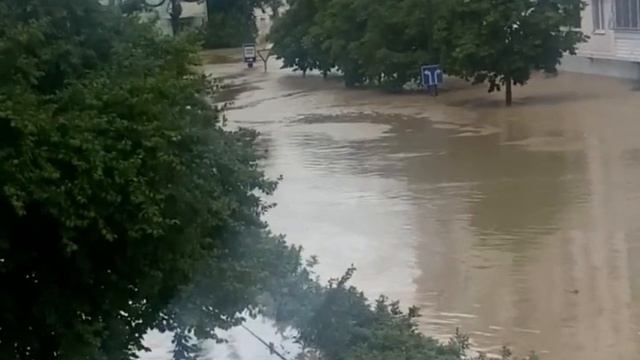 В Керчи стихийное бедствие. Как передвигаются люди по городу