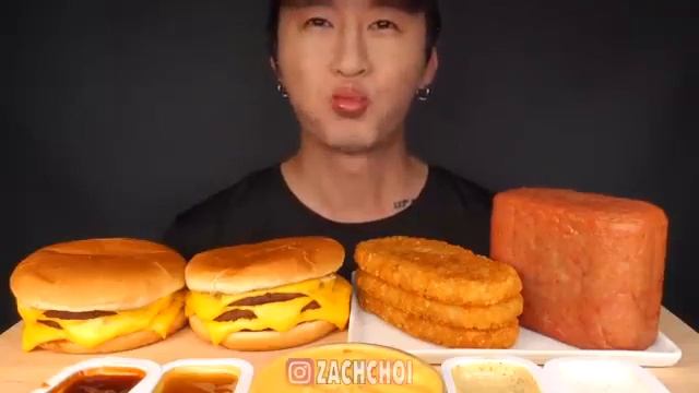Zach Choi ASMR 3 бургера с сыром курицей и катлеты салат. курица в сухариках